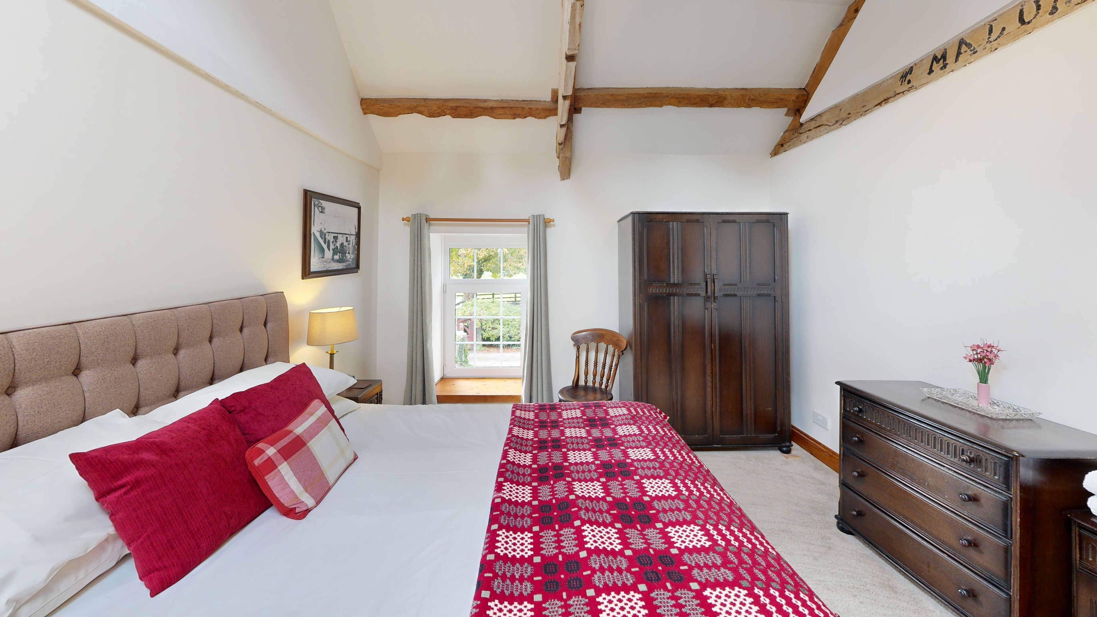 2 bedrooms, iron/ironing board, WiFi