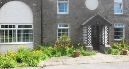 Family friendly coachhouse in idyllic setting with extensive private grounds and free WiFi