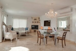 TV, fireplace - Hilltop Jacuzzi House (Fuengirola)