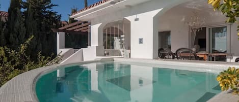 Een verwarmd zwembad