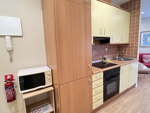 Fridge, microwave, oven, coffee/tea maker - Apartment close to the Plaza of Santa Ana and Puerta del Sol (MADRID)