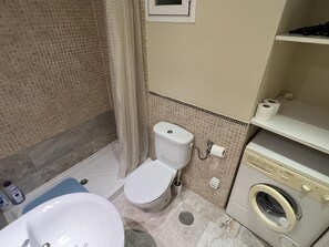 Bathtub, hair dryer, towels - Apartment close to the Plaza of Santa Ana and Puerta del Sol (MADRID)