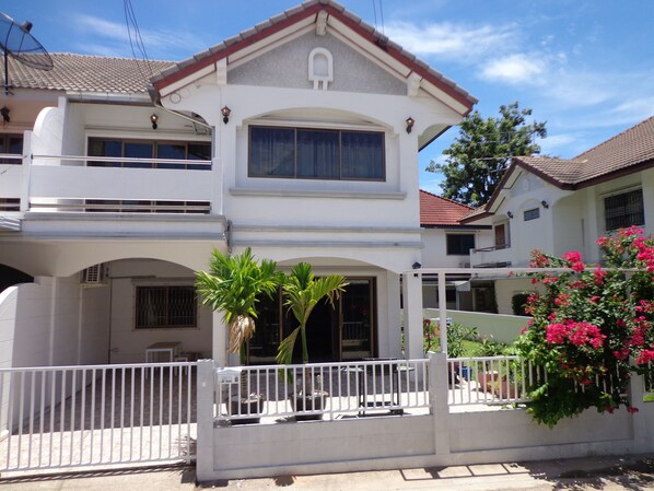 Exterior - Calv-Inn 3 189m2 4 bedroom 2 wc big livingroom and ktichen (Tambon Saen Suk )