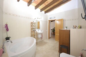 Bathtub, hair dryer, towels - Victori - Charming country house with pool in Sineu, Mallorca (Sineu)