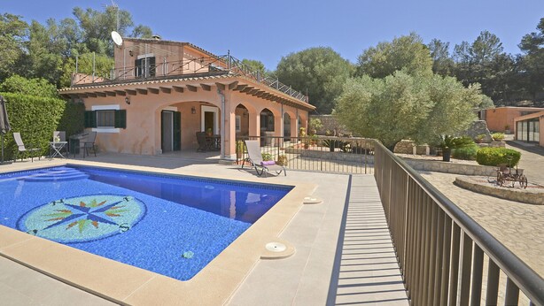 A pool with a star mosaic, a building with arches, and a balcony with a railing. - Victori - Charming country house with pool in Sineu, Mallorca (Sineu)