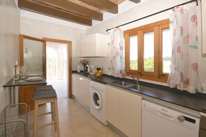 Refrigerador, microondas, horno y lavavajillas 