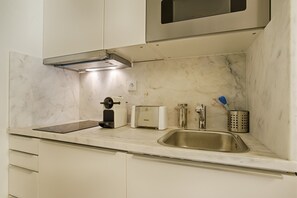 Réfrigérateur, micro-ondes, plaque de cuisson, cafetière/bouilloire