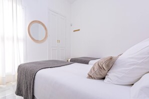 4 habitaciones, tabla de planchar con plancha, wifi y ropa de cama 