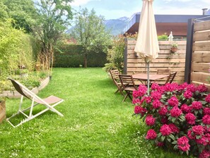 Outdoor dining - Cozy cocoon on the edge of Lake Annecy (Lathuile)