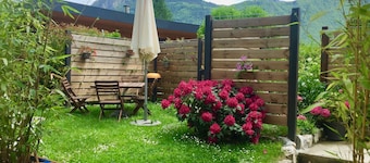 Cozy cocoon on the edge of Lake Annecy