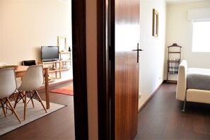 1 Schlafzimmer, BĂŒgeleisen/BĂŒgelbrett, WLAN, BettwĂ€sche
