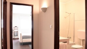 ヘアドライヤー、タオル、石鹸、トイレットペーパー