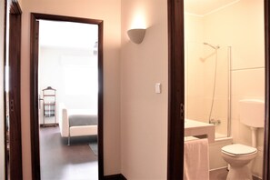 Hair dryer, towels, soap, toilet paper - Ribeira Oporto Apartment II (NEW) (Porto)