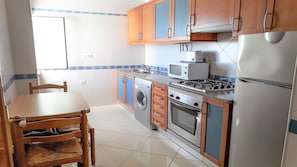Kühlschrank, Mikrowelle, Ofen, Toaster