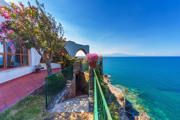 Unclassified image, 1 of 36, button - Pool, overlooking the sea (Agnone)