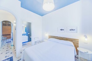 6 bedrooms, iron/ironing board, WiFi, bed sheets - Pool, overlooking the sea    (Agnone)