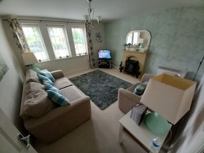 Smart TV, fireplace - BEAUTIFUL BRIGHT MODERN GROUND FLOOR APARTMENT,PARKING, WIFI. (Buckshaw Village)