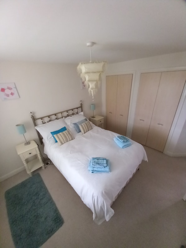 2 bedrooms, iron/ironing board, free WiFi, bed sheets - BEAUTIFUL BRIGHT MODERN GROUND FLOOR APARTMENT,PARKING, WIFI. (Buckshaw Village)