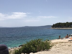 بالقرب من الشاطئ