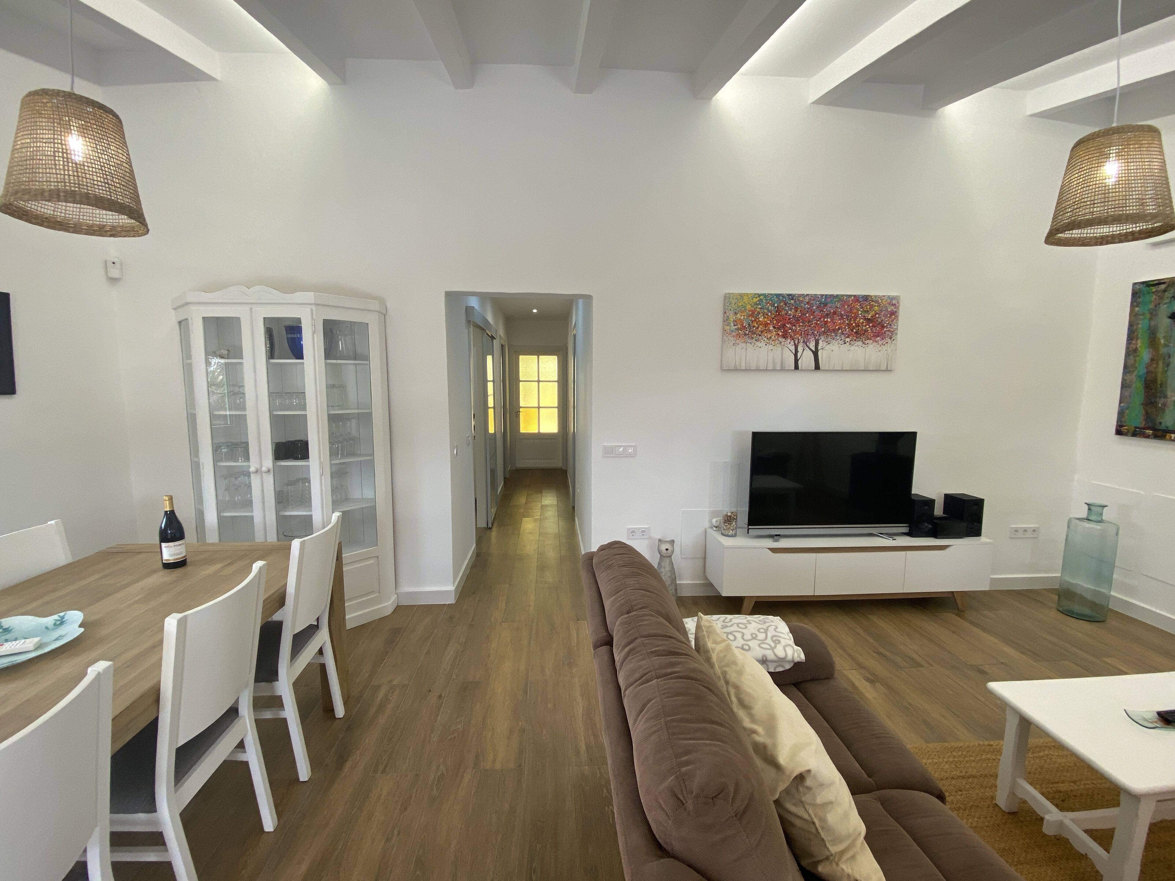 Smart TV, fireplace, stereo