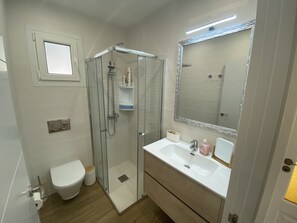 Shower, hair dryer, towels, soap - Son Coves Rural Cottage (Santanyi)