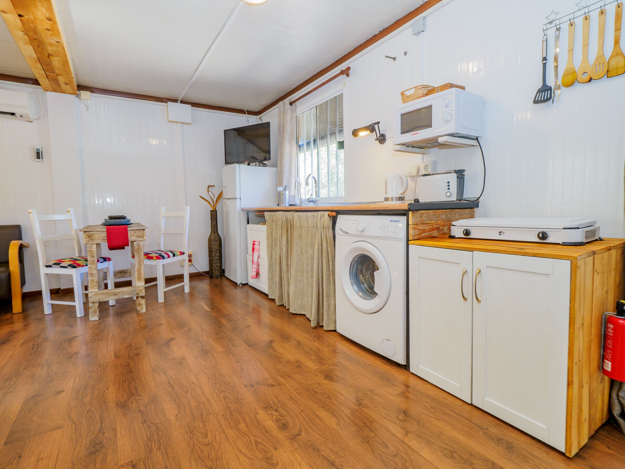 雪櫃、微波爐、咖啡機/沖茶器、電熱水壺