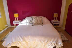 4 bedrooms, desk, iron/ironing board, travel crib