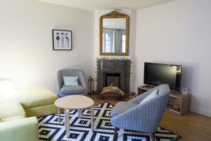 Smart TV, fireplace, DVD player, books