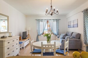 Televisie, een open haard en een stereo