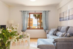 Televisie, een open haard en een stereo