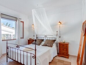 3 bedrooms, iron/ironing board, Internet, bed sheets