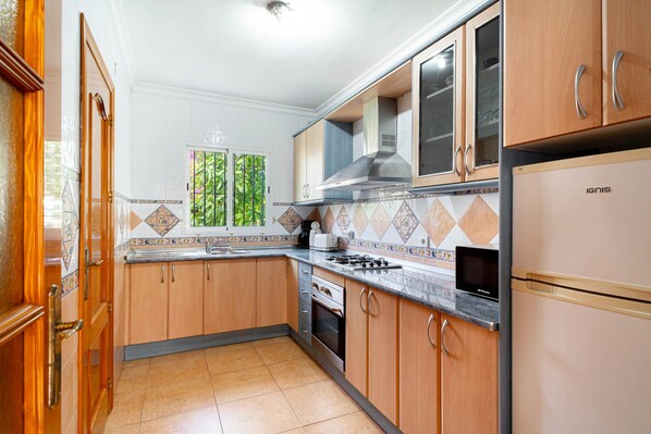 Coffee/tea maker, fridge, microwave, oven