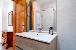 Shower, hair dryer, towels - Villa Francisca by Casasol (Nerja)