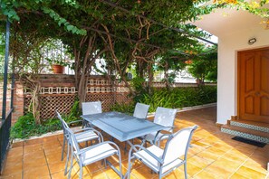 Outdoor dining - Villa Francisca by Casasol (Nerja)
