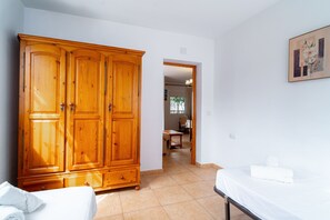 3 bedrooms, WiFi (free), bed sheets