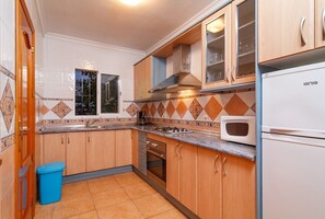 Kjøleskap, mikrobølgeovn, ovn og kaffetrakter/tekoker