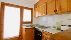Fridge, oven, stovetop, coffee/tea maker
