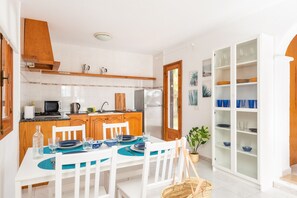 Fridge, microwave, oven, coffee/tea maker