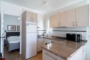 Kylskåp, mikrovågsugn, ugn och kaffe- och tebryggare