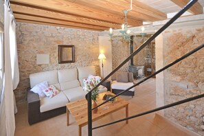 TV, fireplace, DVD player - Carratxet - Spacious house with large pool and garden in Buger, Mallorca (Buger)