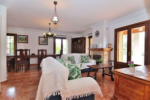 تلفزيون، مدفأة، تنس طاولة