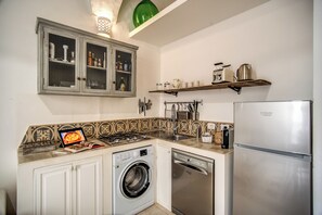 Refrigerador, microondas, parrilla de estufa y lavavajillas