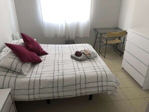 3 Schlafzimmer, Schreibtisch, Bügeleisen/Bügelbrett, Reisekinderbett