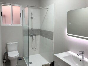 Doccia, asciugacapelli, asciugamani, sapone