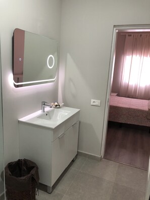 3 slaapkamers, een bureau, een strijkplank/strijkijzer, reisbedje