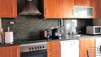 Frigorifero, microonde, forno, piano cottura
