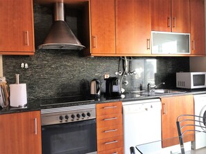 Réfrigérateur, micro-ondes, four, plaque de cuisson