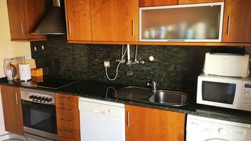 Een koelkast, een microgolfoven, een oven, een kookplaat
