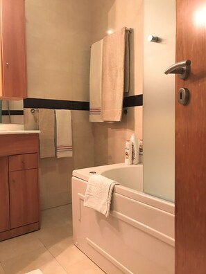 Ensemble douche/baignoire, baignoire à jets, sèche-cheveux, bidet