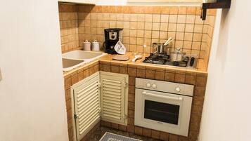 Fridge, oven, stovetop, coffee/tea maker